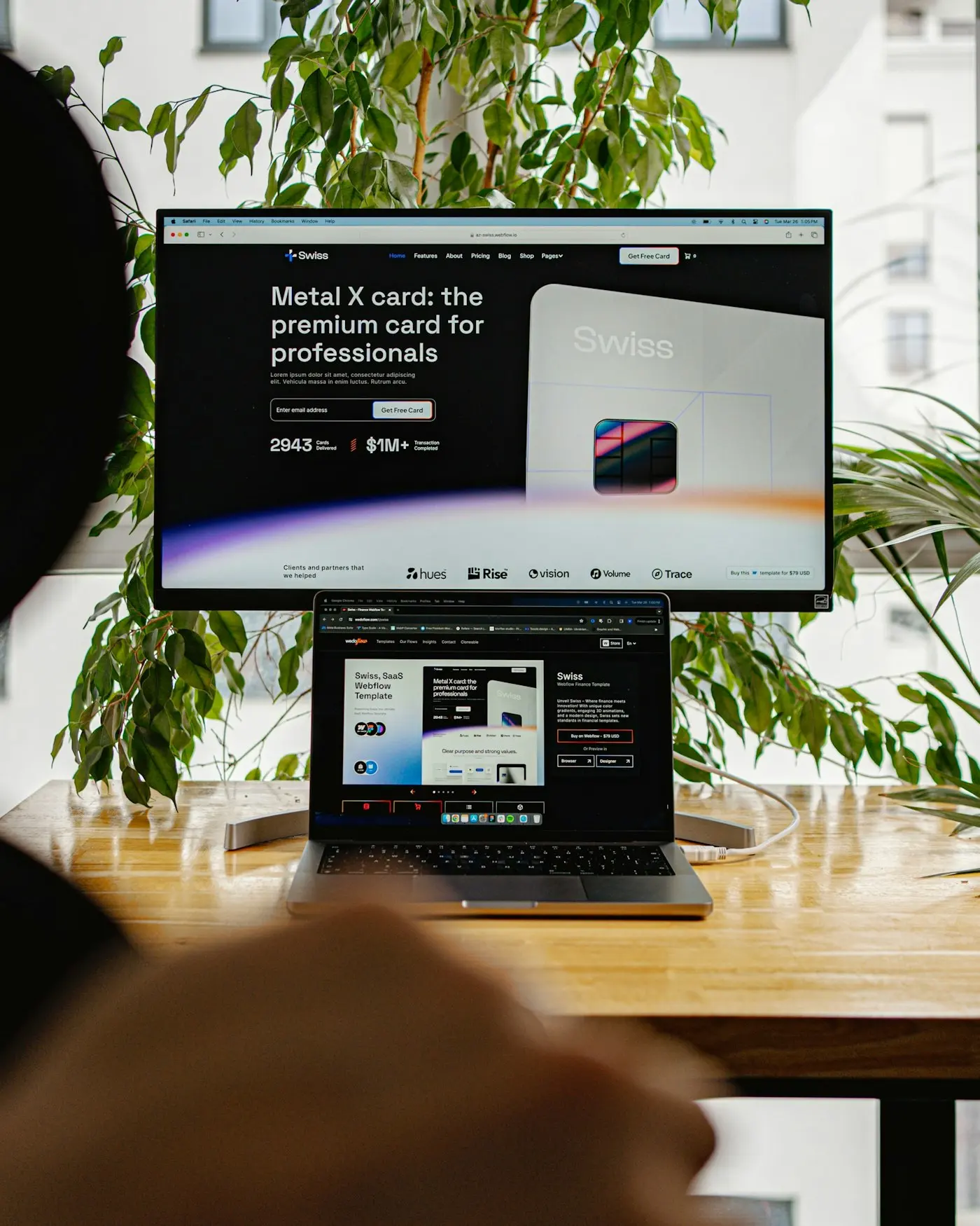 Site industrial aberto em um notebook